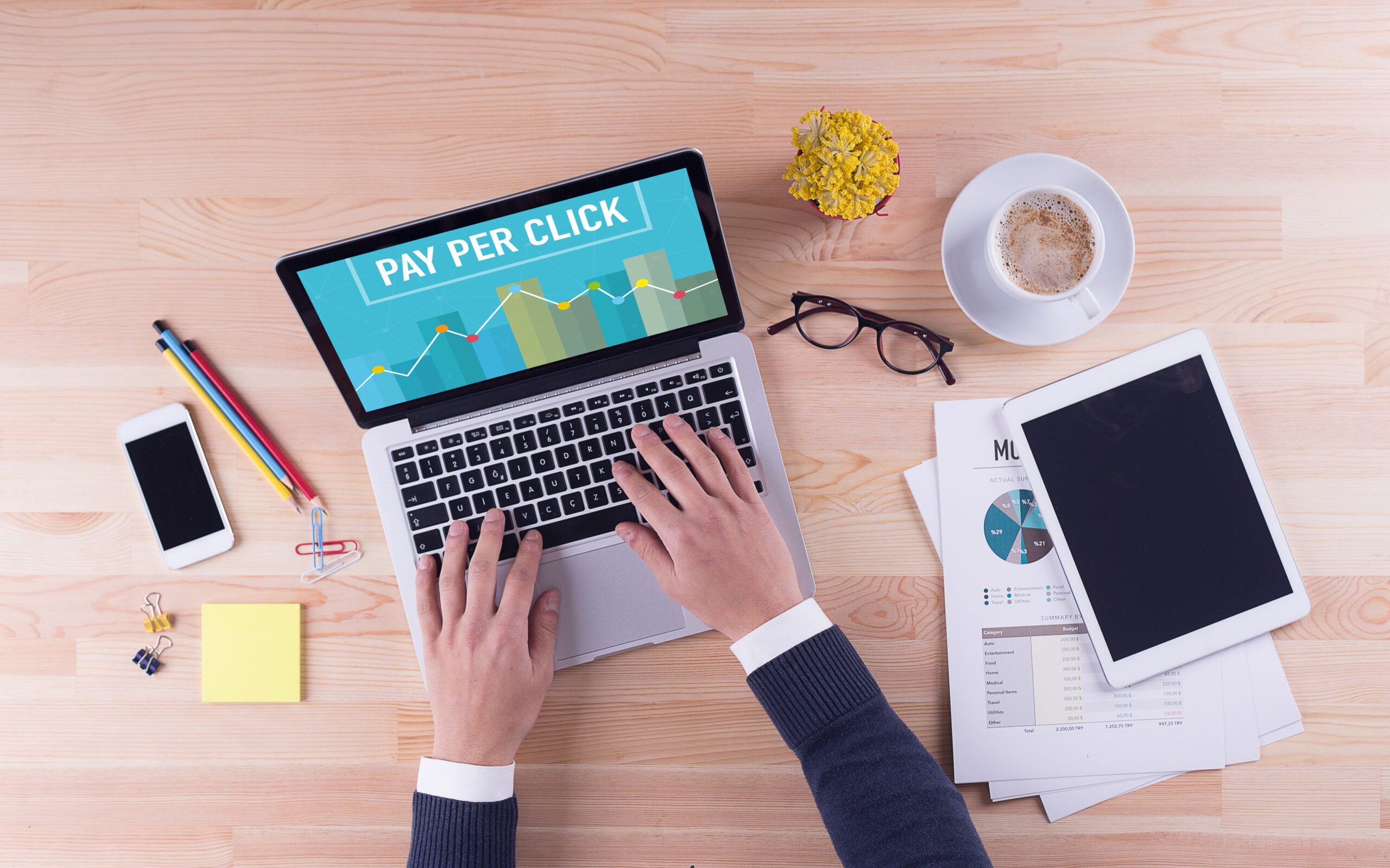 BusinessmanIsWorkingOnDesk-PayPerClick