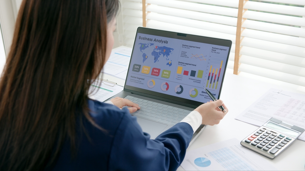 Asiawomanexpertpeopleaideeptechtalentworkingon | itvibes full service digital marketing agency in houston Human Expertise Combined with Ai Technology Helps Businesses Create More Valuable and Trustworthy Content
